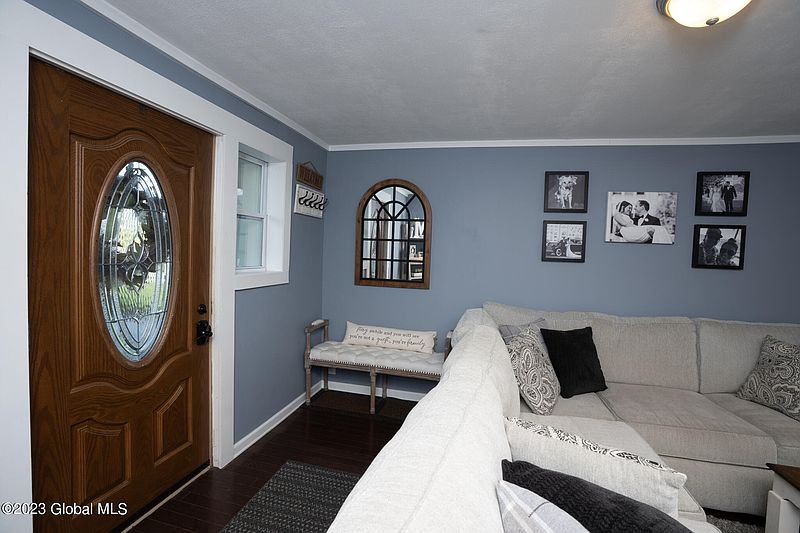 3rd image of 920 Pearse Road
