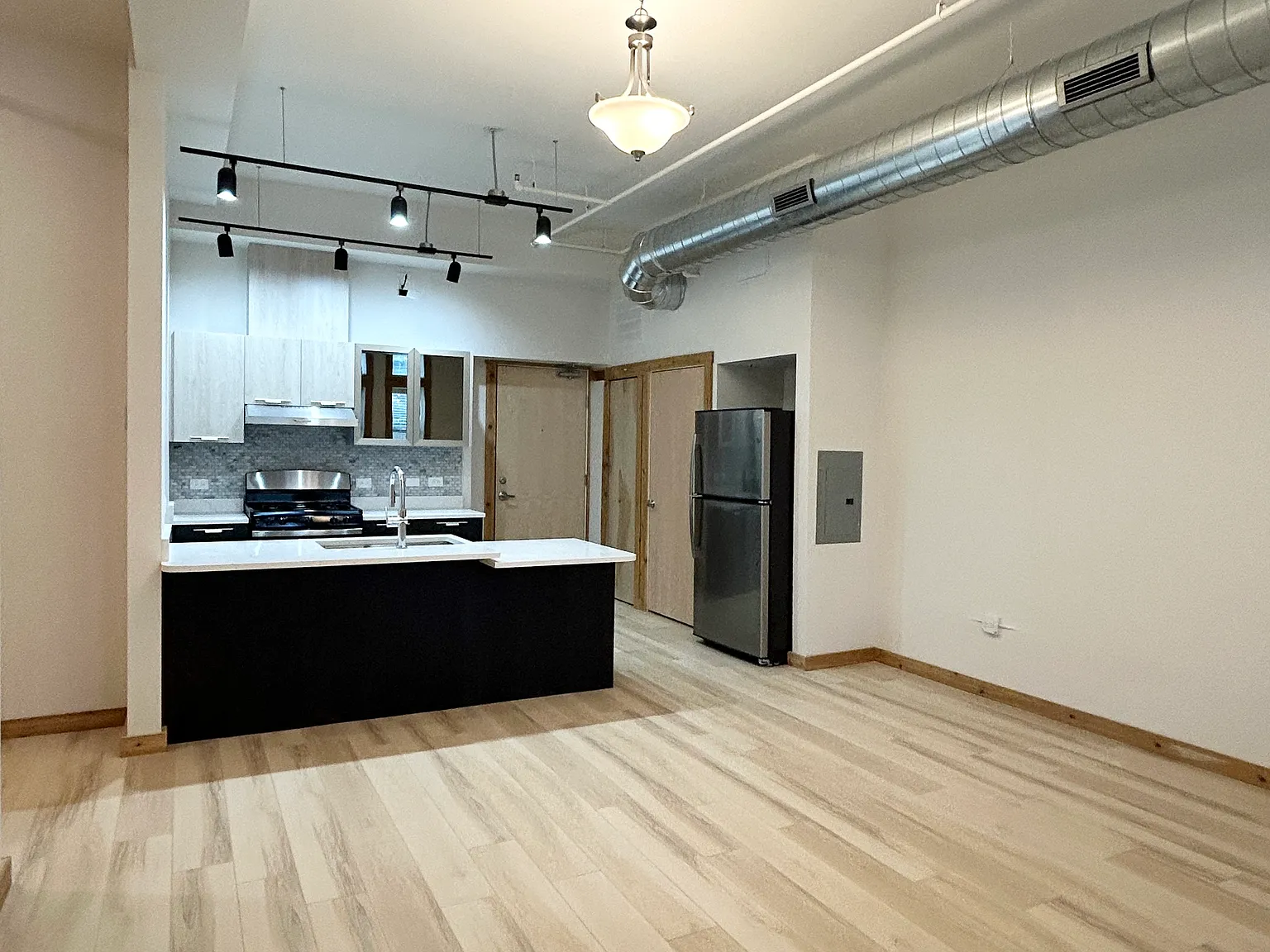 4600 S Ellis Ave — Photo 1