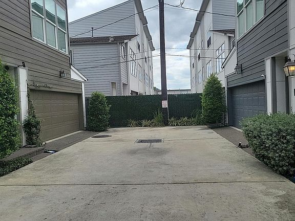 4th image of 9620 Riddlewood Ln