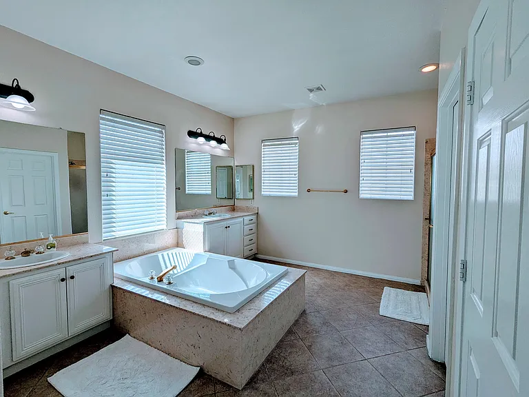 11025 Edina Ct — Photo 24
