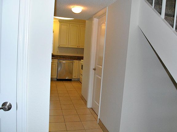 3rd image of 983 Cartier Ln