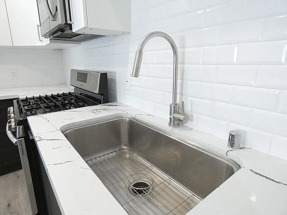 5th image of 947 Wilcox Ave #302