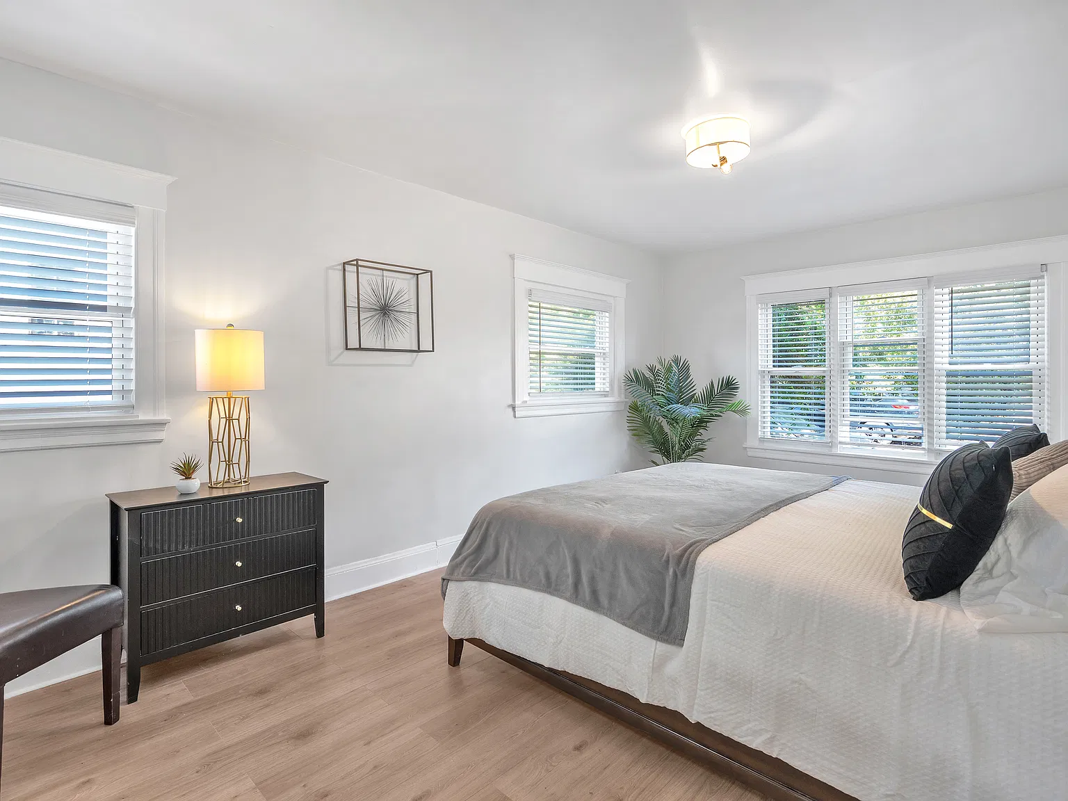 5 bed, 2500 sqft, $5,200 — Photo 3