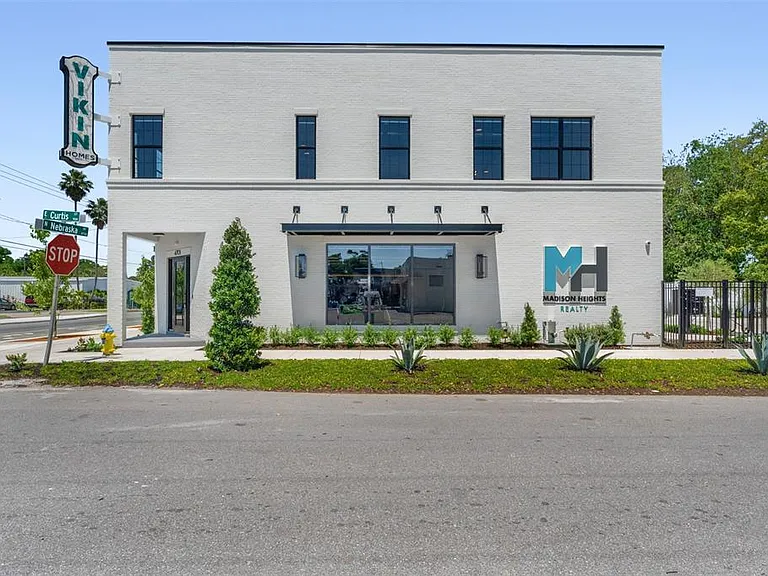 902 E Curtis St #1 — Photo 3