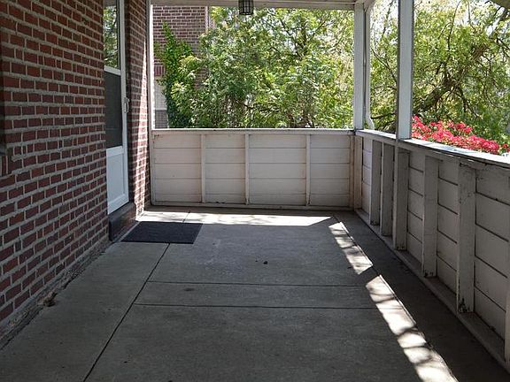 4th image of 35 W Salisbury Dr