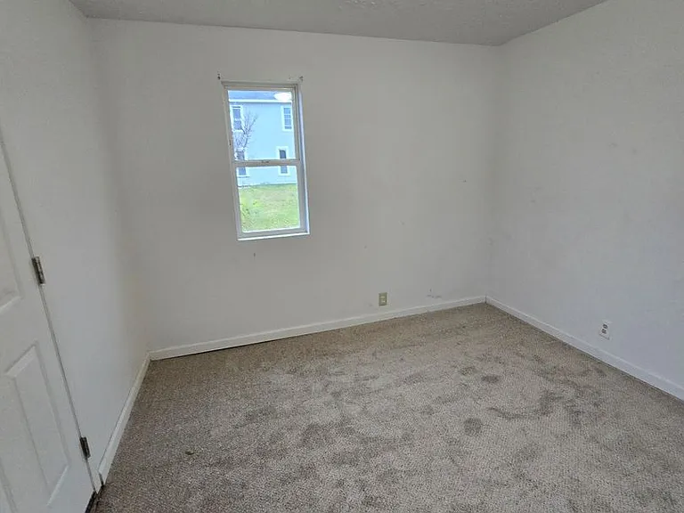 810 W 1st St — Photo 5