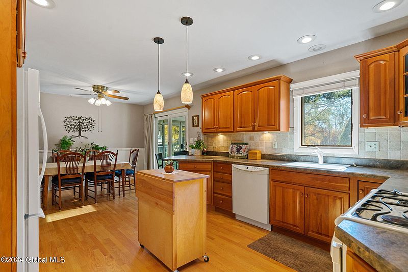 3rd image of 34 Tieman Road