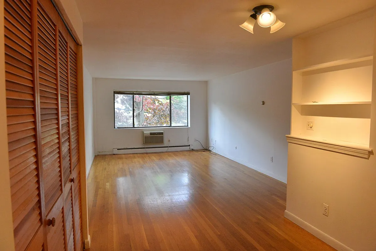 wall a/c near big window. big closet on left - 9 Ryder St #9