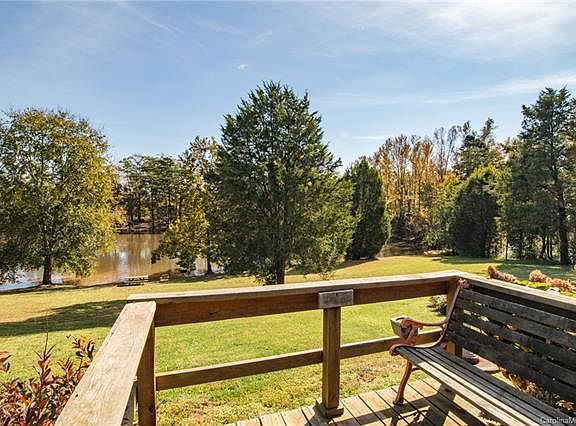 4th image of 186 Hunterpond Ln