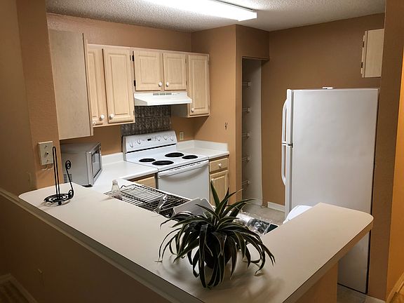 4th image of 1950 Summer Club Dr APT 208
