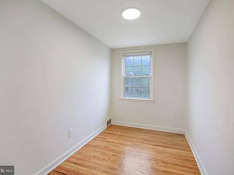 505 Stratford Rd — Photo 8