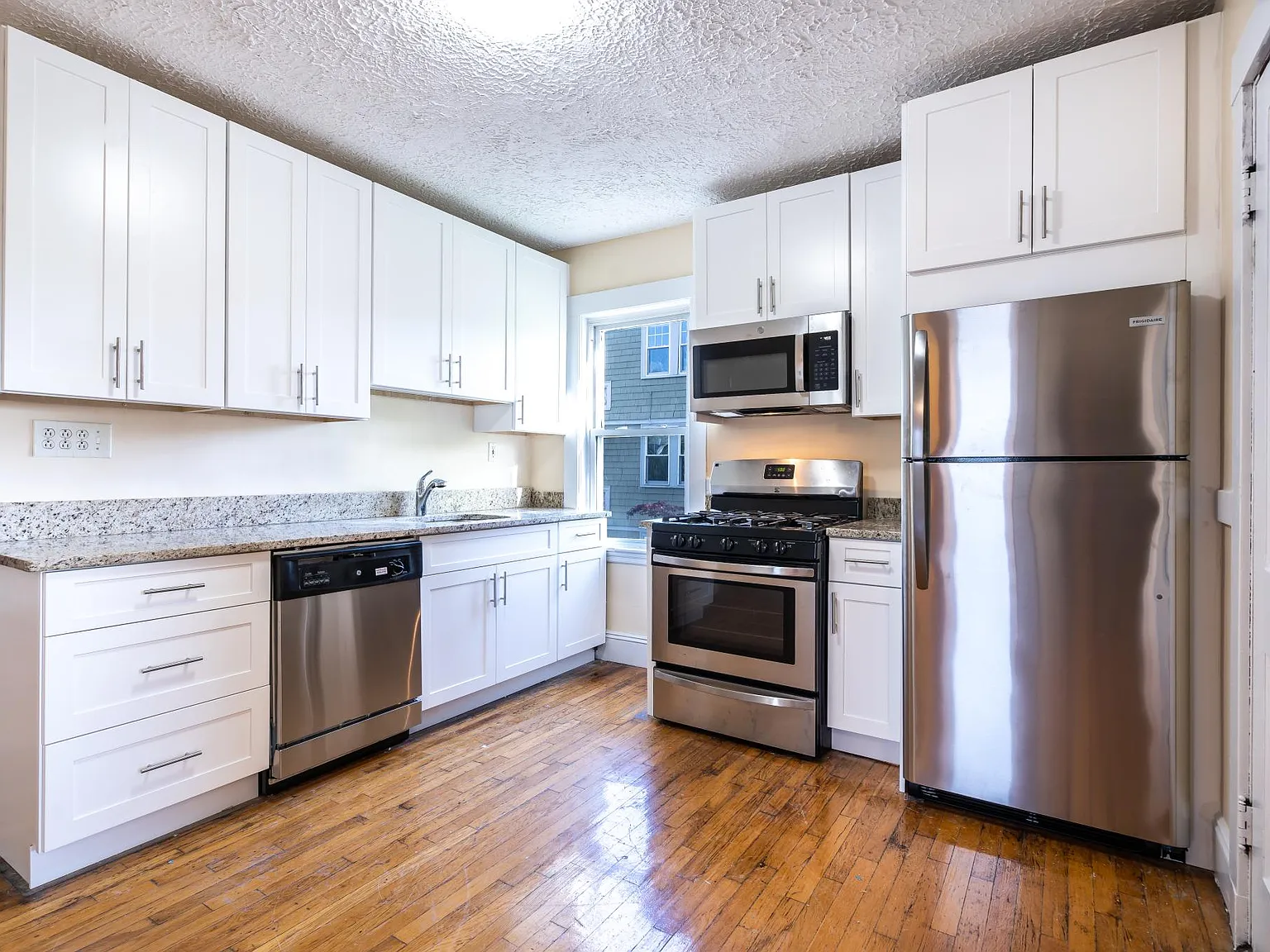 4 bed, 1100 sqft, $3,400 — Photo 1