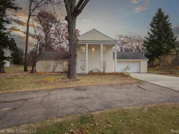 1100 Blue Heron Dr, Highland, MI 48357