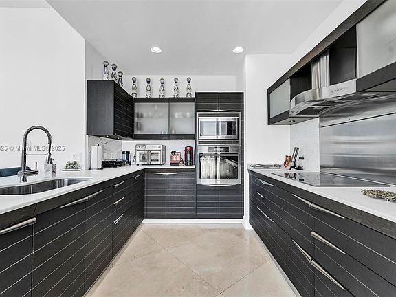 5th image of 200 Biscayne Boulevard Way #A50001