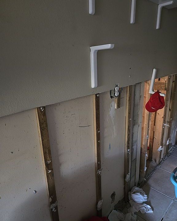 1st image of 465 NE 9th St