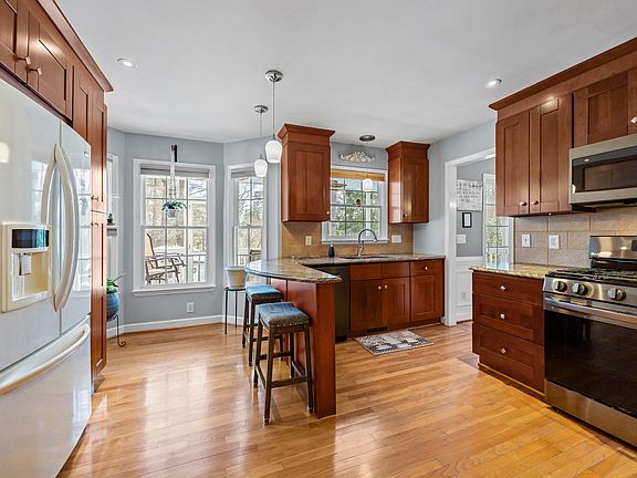5th image of 609 W Holding Ave