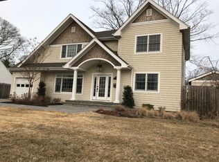 19 Grace Ct, Islip, NY 11751