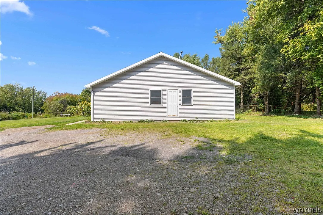 2 bed, 1.0 bath, 2072 sqft, $1,600 — Photo 4