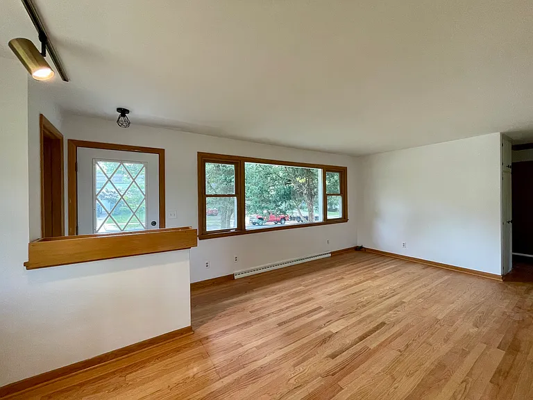 302 N Meadow Ln — Photo 2