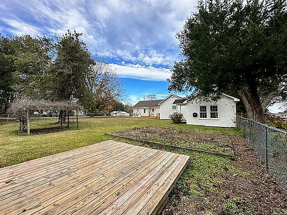 3rd image of 706 W Beaufort Rd