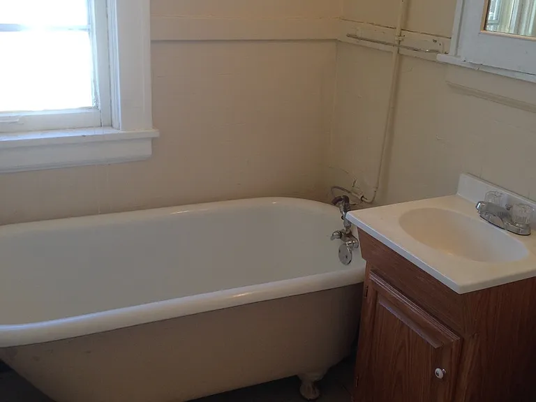 1722 Grand Ave S — Photo 2