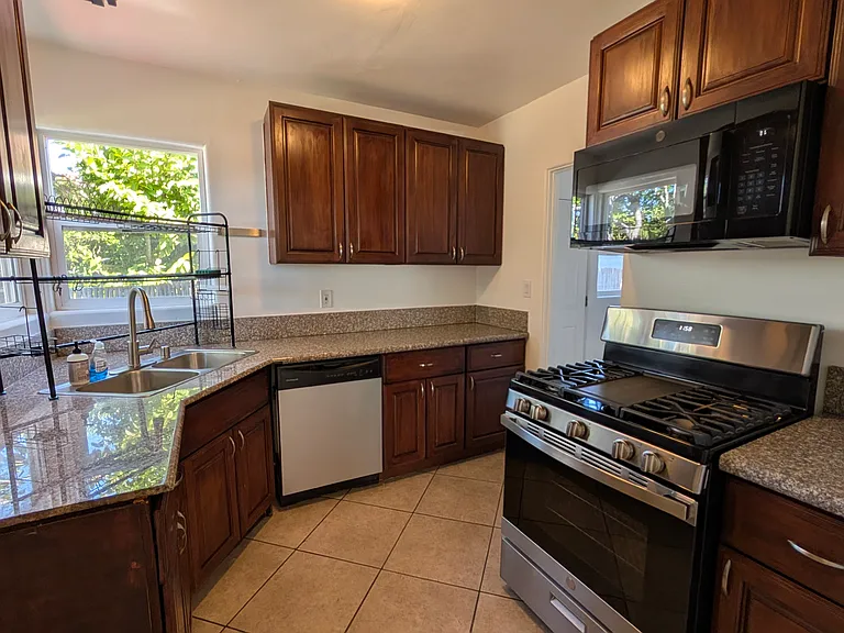 6206 Cahuenga Blvd — Photo 2