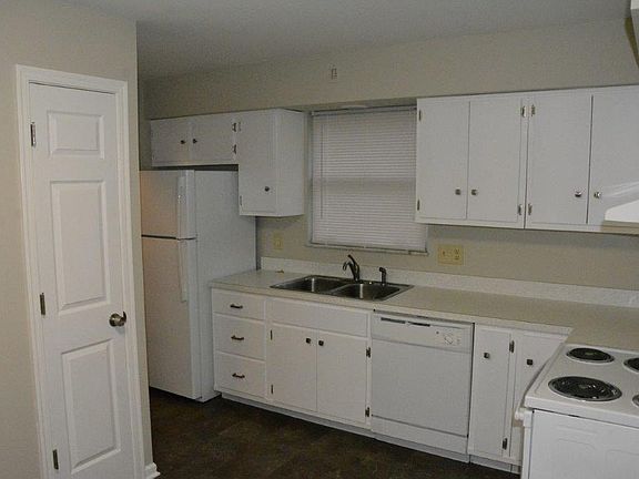 2nd image of 3024 Round Hill Ct #B