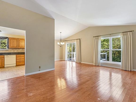 4th image of 7227 Emerald Bend Dr