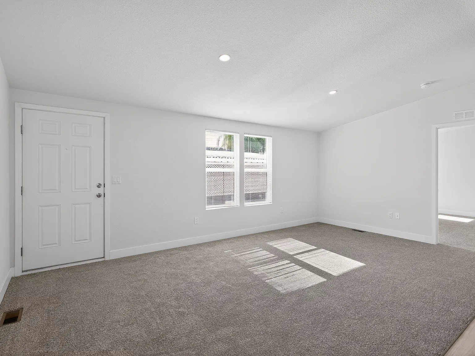 4 bed, 1344 sqft, $2,400 — Photo 3