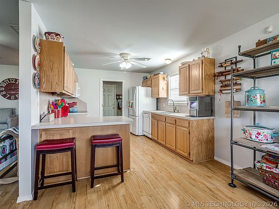 3rd image of 6108 S Waco Ave