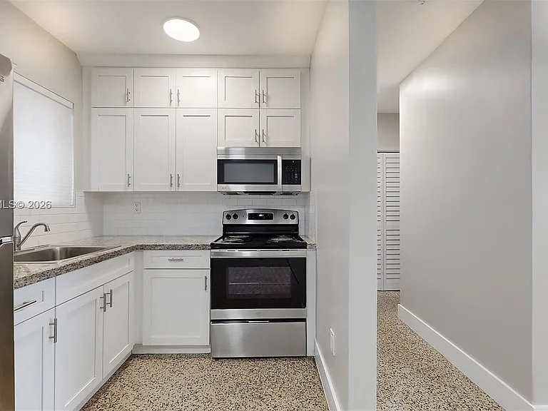 101 W 11th St #4 — Photo 18