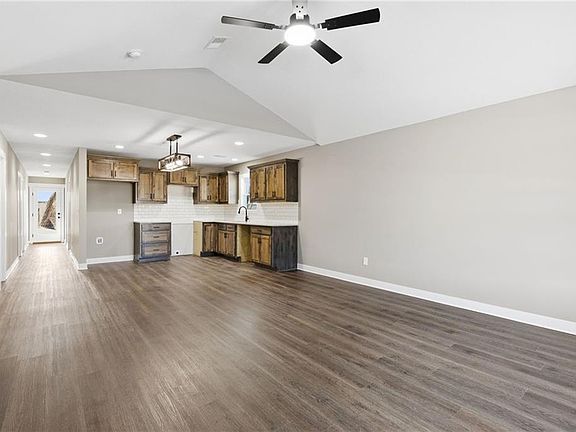 3rd image of 105 W Arctic St