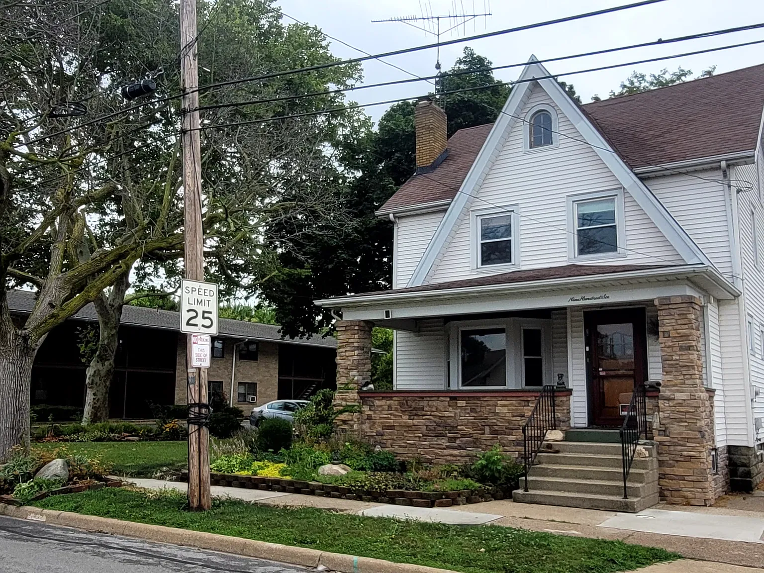 4 bed, 1.5 bath, 1668 sqft, $1,850 — Photo 2