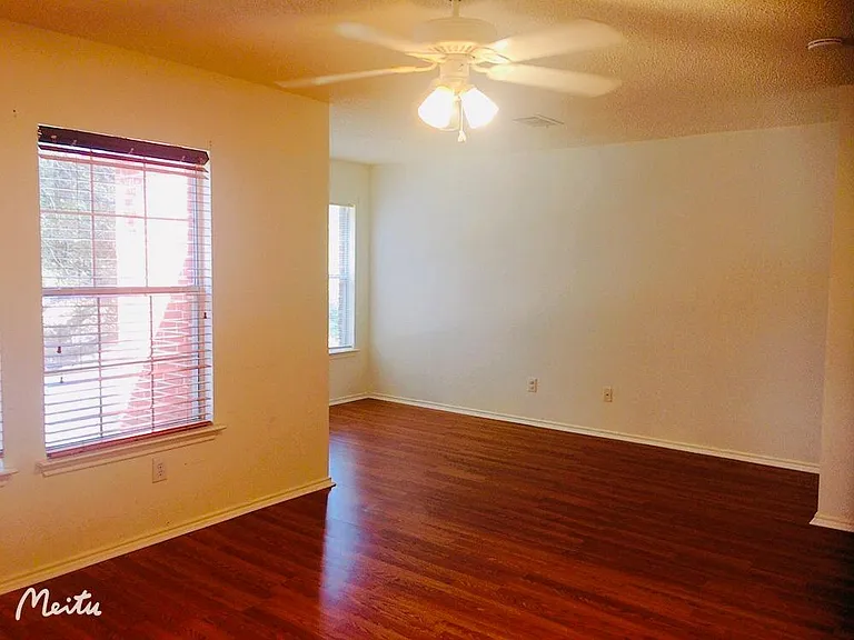 The 5th bedroom is also oversized~The same facing direction with the main bedroom which is south direction. Nature light is on all day and comfortable even in summer and winter.