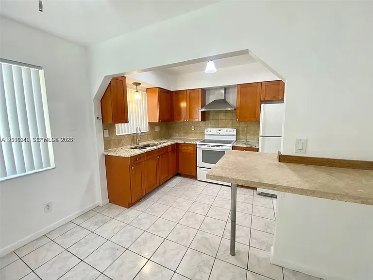 2345 Douglas St — Photo 10