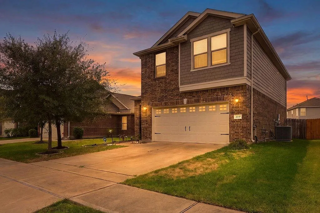 3 bed, 2.5 bath, 1937 sqft, $2,050 — Photo 2