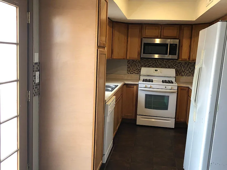 7420 Lakehurst Rd — Photo 3