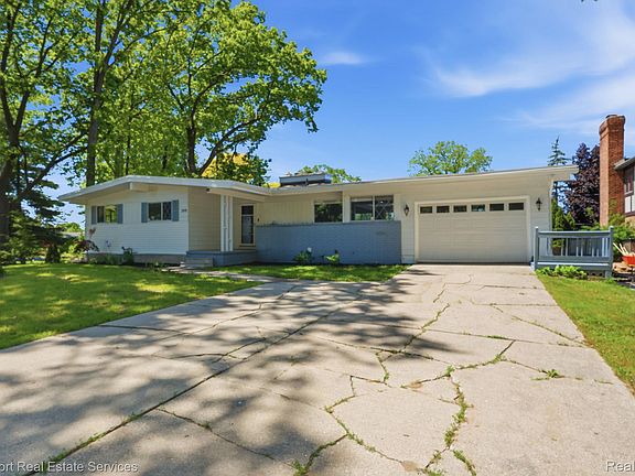 3rd image of 2549 Riverwood Dr