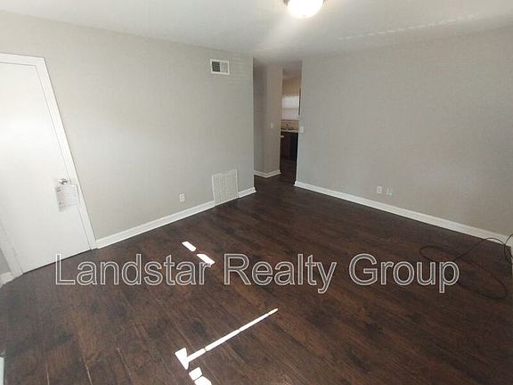 4th image of 4911 Seville Dr