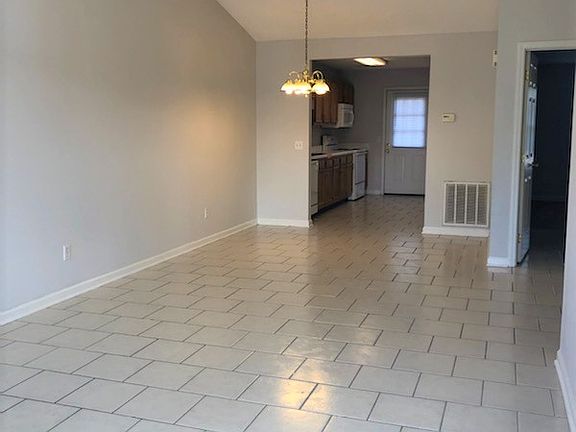 3rd image of 1008 Southwood Dr APT A