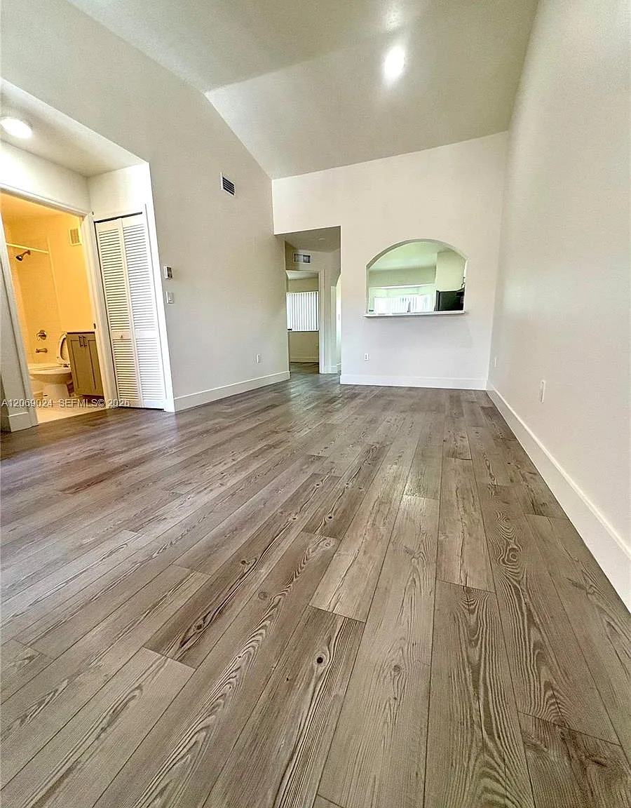 Venetia Gardens Condo — Photo 3