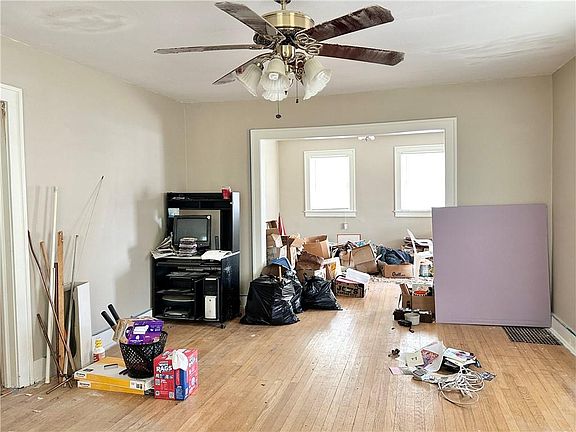 3rd image of 403 Linn St