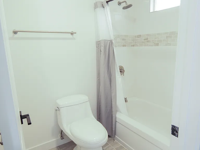 2810 H St #6 — Photo 1