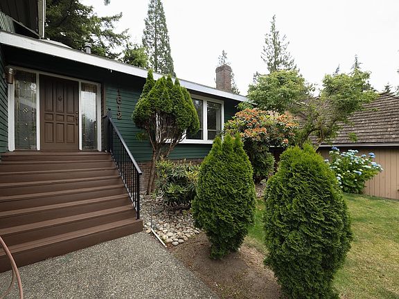3rd image of 11612 Summit Cres