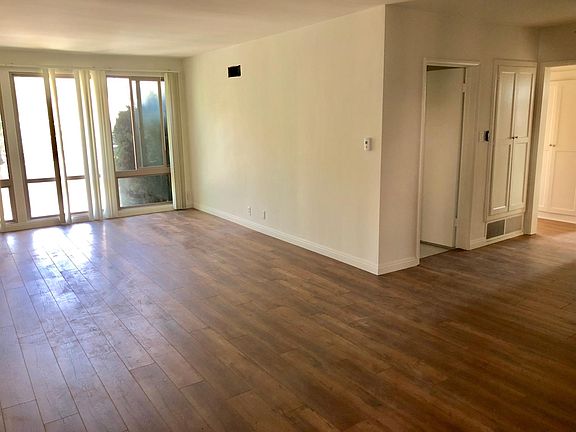 3rd image of 605 S Barrington Ave #9