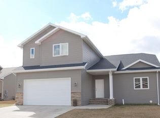 1904 26th St SW, Minot, ND 58701