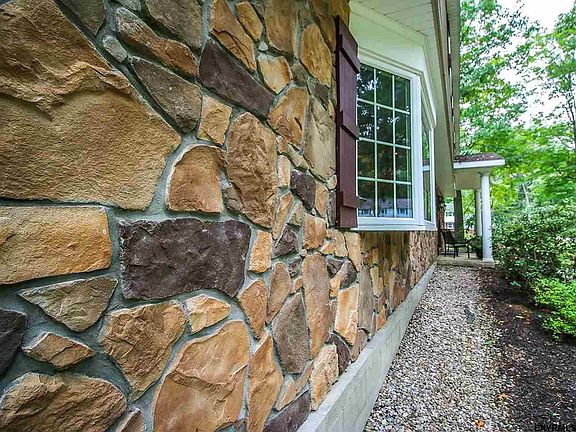 3rd image of 8 Silver Maple Dr