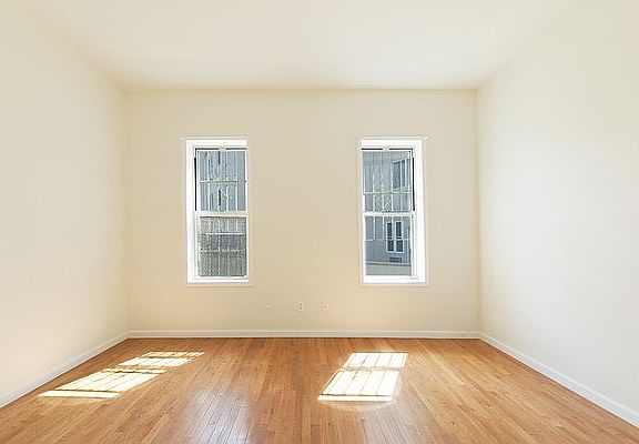 3rd image of 176 Kingsland Ave APT 3