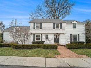 90 Colonial Rd, Grosse Pointe Woods, MI 48236