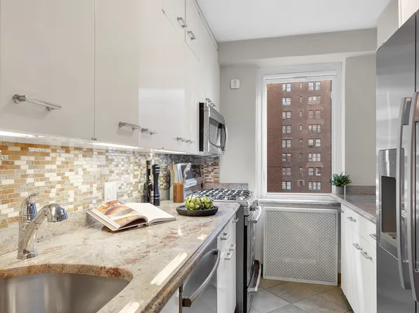 411 East 53rd Street image 4 of 9